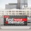 موکاپ بنر روی نرده و مانع خیابان به صورت لایه باز برای فتوشاپ